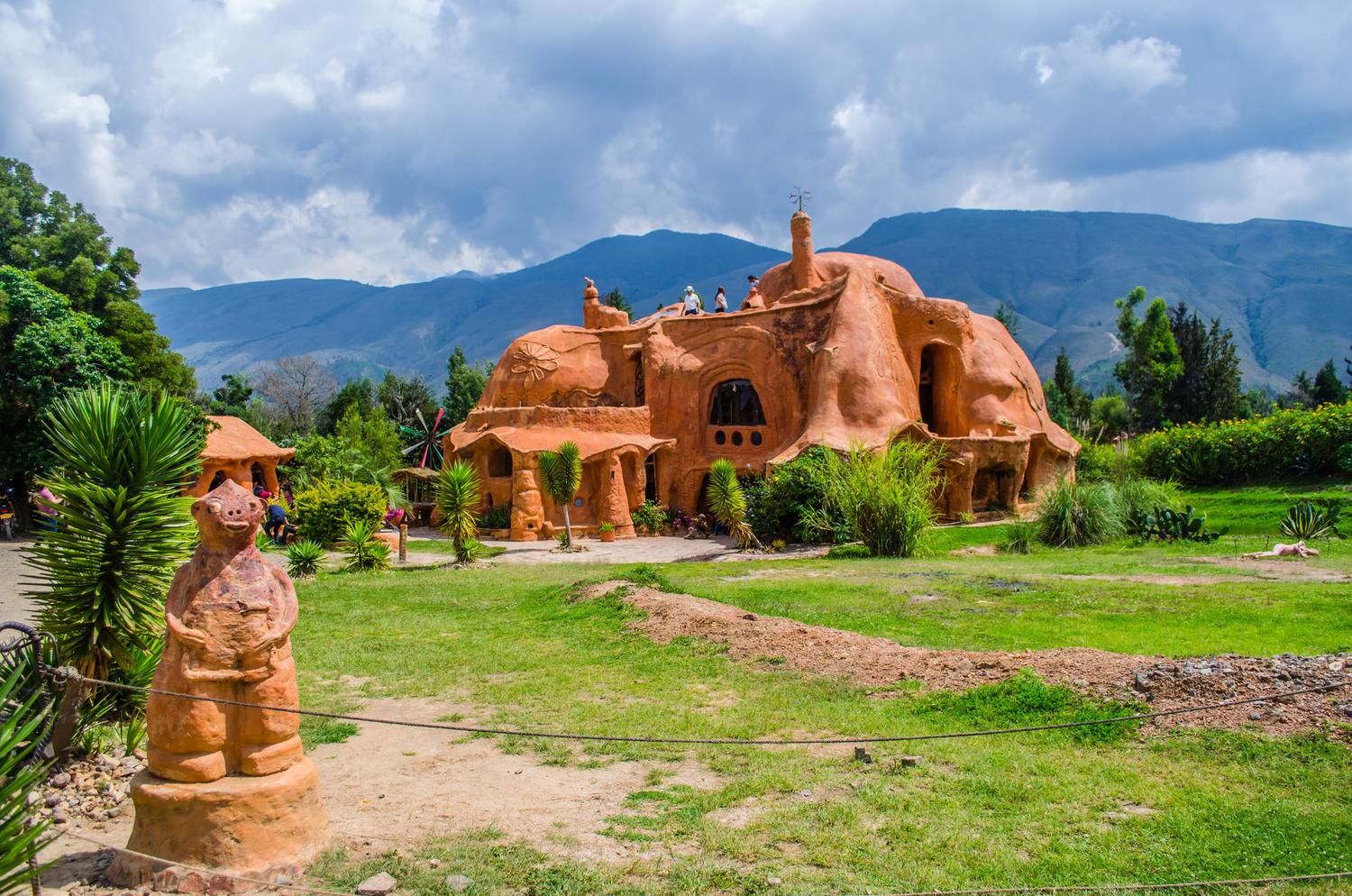 Arquitectura orgánica de barro y terracota con muros gruesos para alta inercia térmica. Arquitectura orgánica de barro y terracota con muros gruesos para alta inercia térmica.